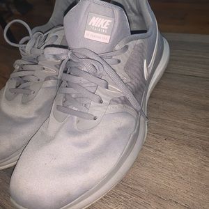 Woman’s Nike training grey 9